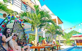 Yolo Pool Bar Villas & Garden Restaurant